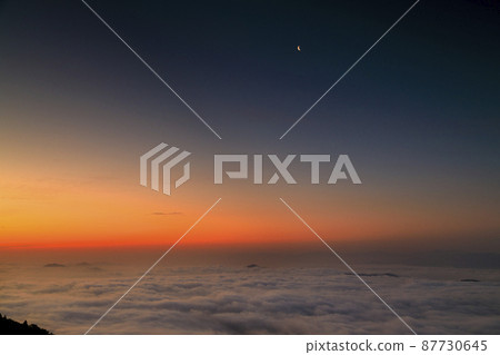 春天瀨戶內的雲海、日出天空和有明月 春天瀨戶內的雲海、日出天空和有明月 87730645