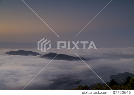 春天瀨戶內的雲海和日出天空 87730646