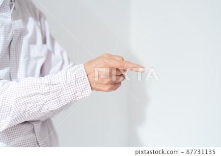 指著手邊的高級男性 指著手邊的高級男性 87731135