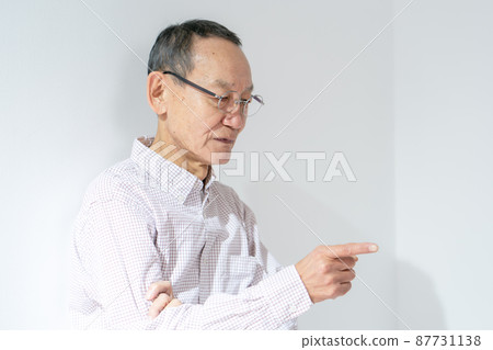 高級男性肖像生氣 87731138
