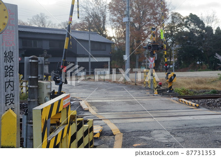 Railroad crossing, in front of Eiho Temple (Chuo Main Line, Kokeizan-cho, Tajimi City, Gifu Prefecture) 87731353