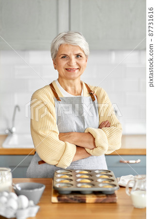 woman with cupcakes in baking mold on kitchen 87731616