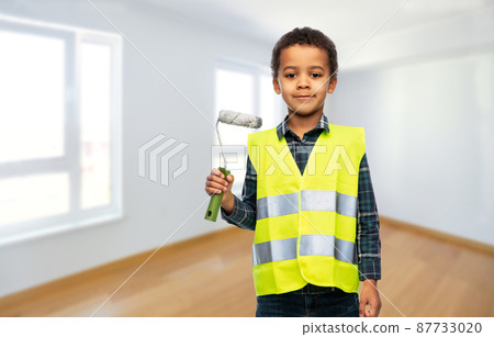 little boy with paint roller over empty room 87733020