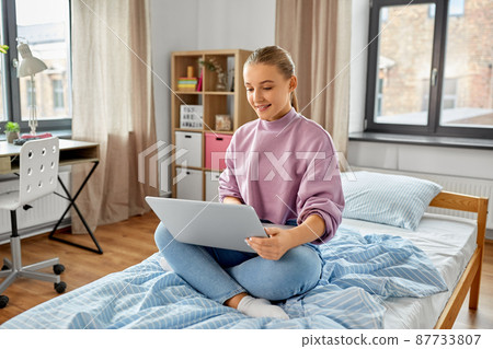student girl with laptop computer learning at home 87733807