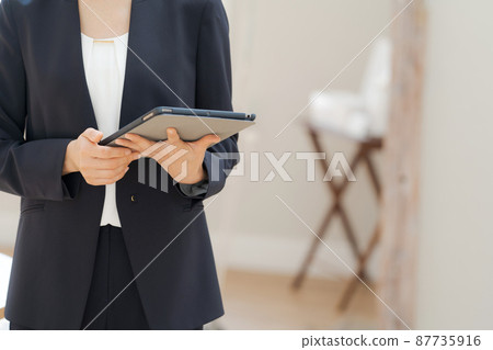 一個穿西裝的女人 一個穿西裝的女人 87735916
