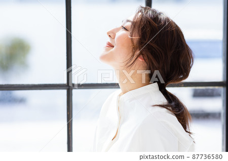 窗邊的女人 87736580