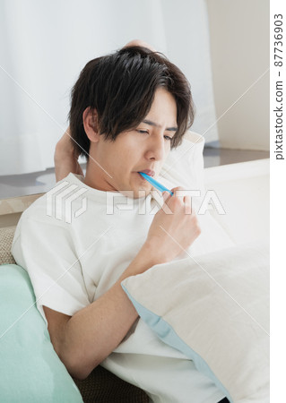 刷牙的一個年輕人 87736903