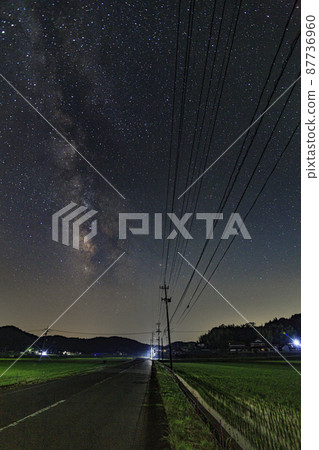 流經山村稻田的銀河 87736960