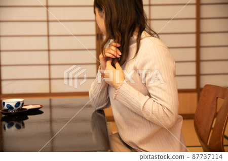 A woman standing down at an inn trip 87737114