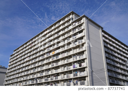 An old housing complex built in the towering Showa era, a family condominium, an old condominium extending into the blue sky, 87737741