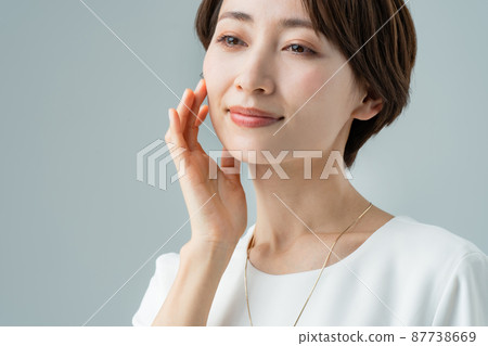 中女性保濕美容臉頰 87738669