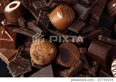 Chocolate candies and chocolate pieces pile for background 87739144
