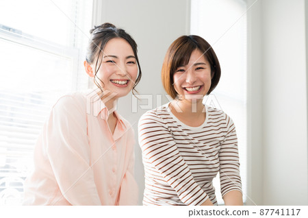 坐在窗邊的兩個女人 坐在窗邊的兩個女人 87741117