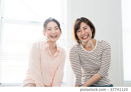 坐在窗邊的兩個女人 87741120
