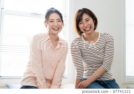 坐在窗邊的兩個女人 坐在窗邊的兩個女人 87741121
