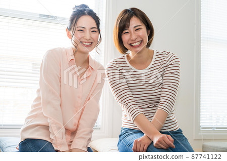 坐在窗邊的兩個女人 坐在窗邊的兩個女人 87741122