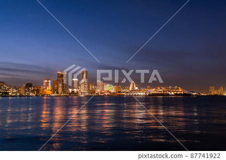 日本港未來夜景橫濱市容。大山橋上的飛鳥二世、日本丸和皇家之翼 87741922