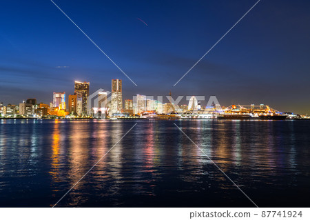 日本港未來夜景橫濱市容。大山橋上的飛鳥二世、日本丸和皇家之翼 日本港未來夜景橫濱市容。大山橋上的飛鳥二世、日本丸和皇家之翼 87741924