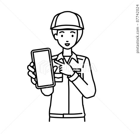 一位女工站著，指著她的智能手機 87742024