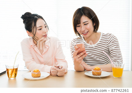 一個女人一起看智能手機 一個女人一起看智能手機 87742261