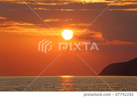 A sunset A sunset 87742282