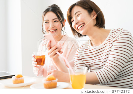 一個女人一起看智能手機 87742372