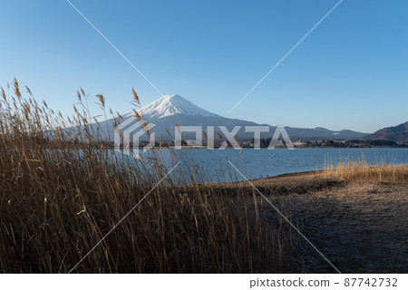 從湖邊眺望富士山的河口湖 從湖邊眺望富士山的河口湖 87742732