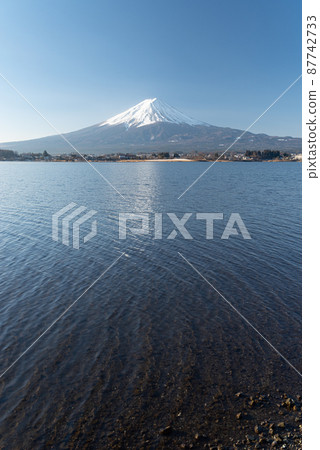 從湖邊眺望富士山的河口湖 從湖邊眺望富士山的河口湖 87742733