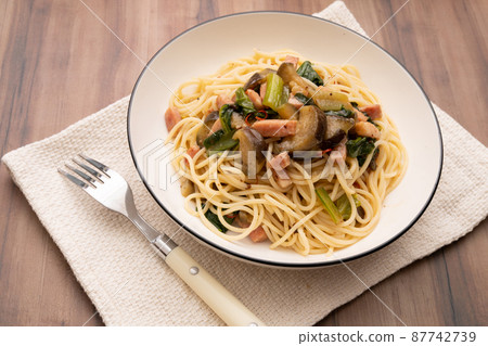 茄子、日本芥末菠菜和培根配料 大量 peperoncino 87742739