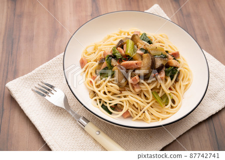 茄子、日本芥末菠菜和培根配料 大量 peperoncino 87742741