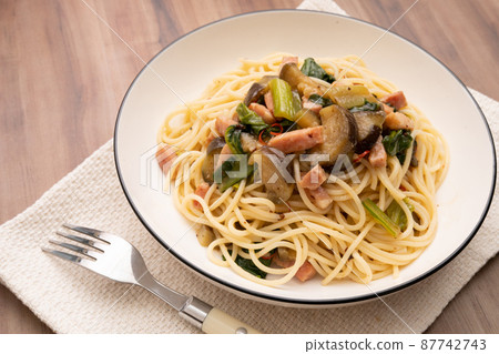 茄子、日本芥末菠菜和培根配料 大量 peperoncino 87742743