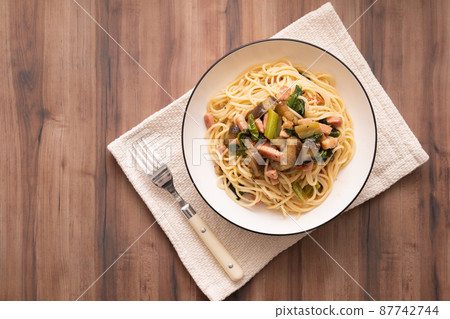 茄子、日本芥末菠菜和培根配料 大量 peperoncino 87742744