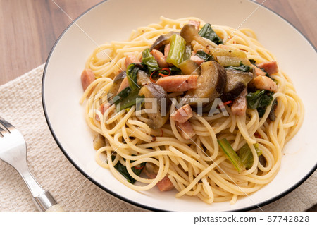 Eggplant, Japanese mustard spinach and bacon ingredients Lots of peperoncino Eggplant, Japanese mustard spinach and bacon ingredients Lots of peperoncino 87742828