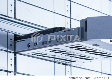 swapping hard drive in data storage array used for internet cloud service swapping hard drive in data storage array used for internet cloud service 87743181