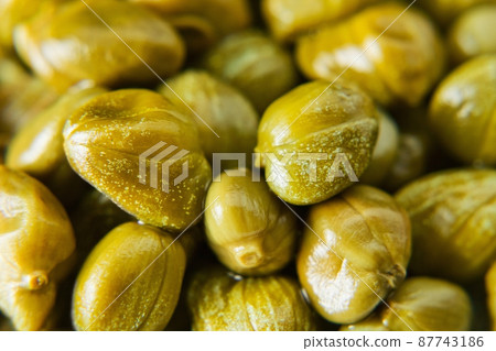 Marinated capers 87743186