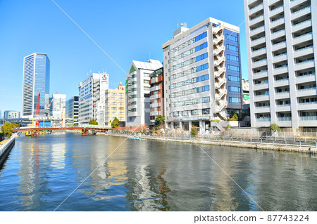 從末廣橋/芝浦運河（東京都港區）向古川水門和濱崎橋交界處看去 [2022.2] 87743224