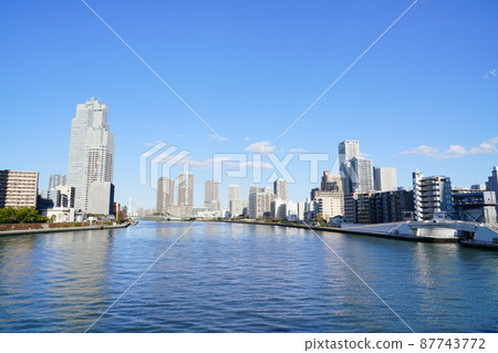 從隅田川上的勝哄橋眺望築地和月島的景色 從隅田川上的勝哄橋眺望築地和月島的景色 87743772