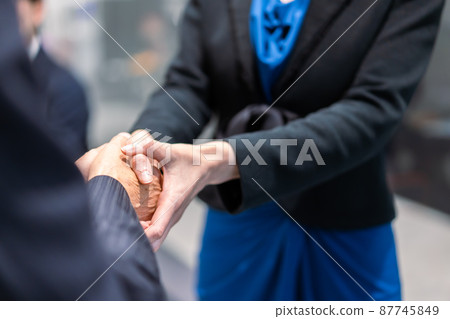 簽訂合同的商務人士 簽訂合同的商務人士 87745849