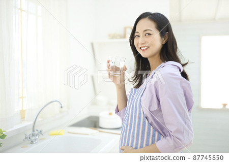 廚房裡有一杯水的孕婦 廚房裡有一杯水的孕婦 87745850