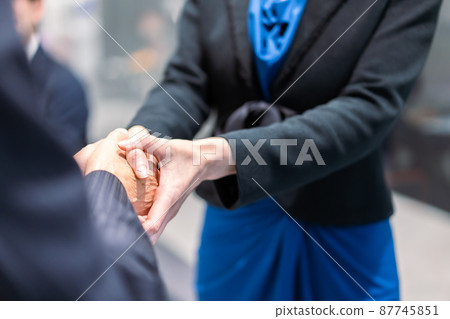 簽訂合同的商務人士 簽訂合同的商務人士 87745851