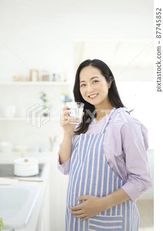 廚房裡有一杯水的孕婦 87745852
