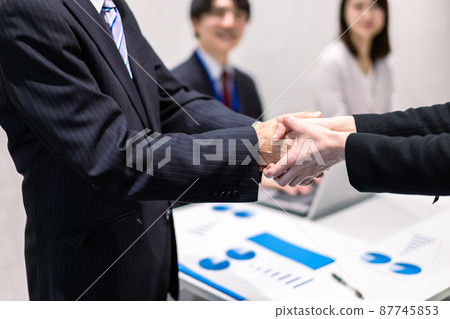 簽訂合同的商務人士 簽訂合同的商務人士 87745853
