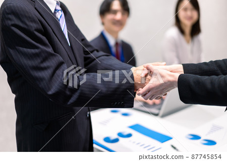 簽訂合同的商務人士 簽訂合同的商務人士 87745854