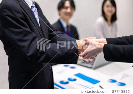 簽訂合同的商務人士 簽訂合同的商務人士 87745855
