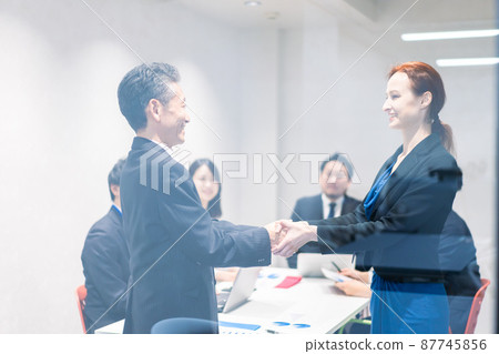 簽訂合同的商務人士 簽訂合同的商務人士 87745856