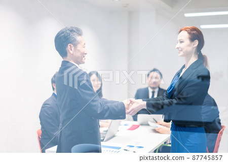簽訂合同的商務人士 簽訂合同的商務人士 87745857
