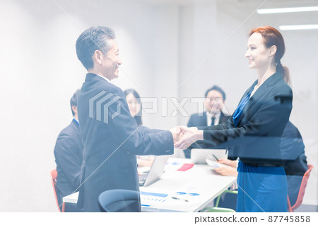 簽訂合同的商務人士 簽訂合同的商務人士 87745858