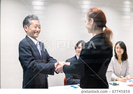 簽訂合同的商務人士 簽訂合同的商務人士 87745859