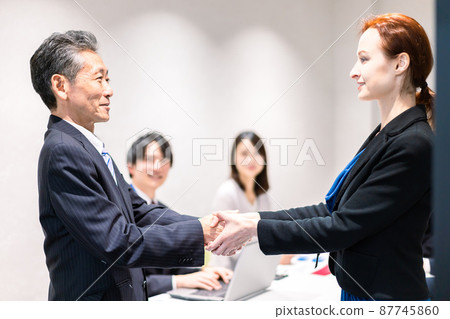 簽訂合同的商務人士 簽訂合同的商務人士 87745860