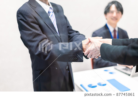 簽訂合同的商務人士 簽訂合同的商務人士 87745861